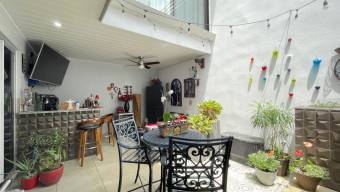 Venta de casa moderna en condominio con piscina y seguridad #26-2150 GS
