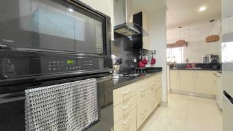 Venta de casa moderna en condominio con piscina y seguridad #26-2150 GS