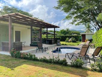Venta de propiedad con 3 apartamentos y piscina en Guanacaste #26-220 GS