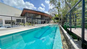 Venta de casa moderna con vista al bosque y amenidades premium #26-1421 GS