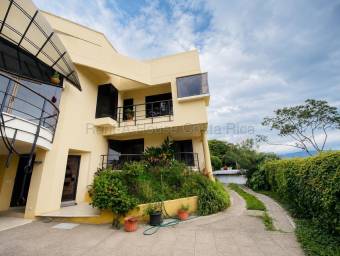 Venta de LUJOSA Casa en Altos de Carrizal, Escazú. RAH 27-141
