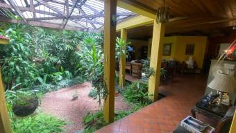 Venta de Amplia Casa Esquinera en Zapote #27-168 GS Venta de Amplia Casa Esquinera en Zapote #27-168 GS