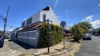 Venta de Amplia Casa Esquinera en Zapote #27-168 GS