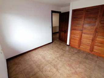 se vende espaciosa casa con jardin y terraza ubicada en lindora 20-1423