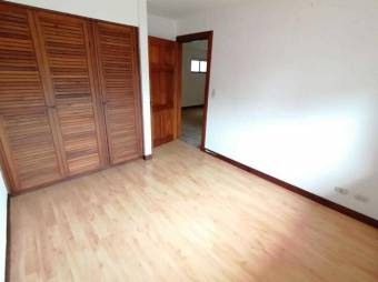 se vende espaciosa casa con jardin y terraza ubicada en lindora 20-1423