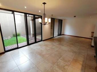 se vende espaciosa casa con jardin y terraza ubicada en lindora 20-1423