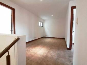 se vende espaciosa casa con jardin y terraza ubicada en lindora 20-1423