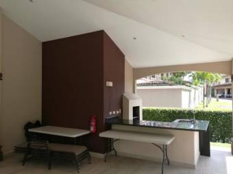 se vende moderan casa en la exclusiva zona de lindora 20-1114