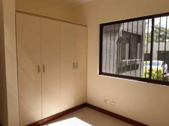 se alquila espacioso apartamento con amplio jardin en santa ana centro 20-1853