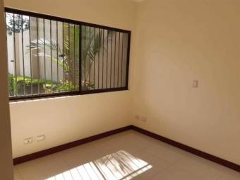 se alquila espacioso apartamento con amplio jardin en santa ana centro 20-1853