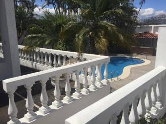 se vende casa espaciosa con 4 parqueos y piscina privada 20-1185