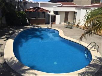 se vende casa espaciosa con 4 parqueos y piscina privada 20-1185