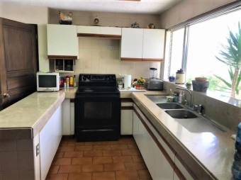 se vende casa espaciosa con 4 parqueos y piscina privada 20-1185