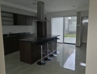 VENDO BELLA Y AMPLIA  CASA COMO NUEVA EN SAN ISIDRO HEREDIA