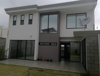 VENDO BELLA Y AMPLIA  CASA COMO NUEVA EN SAN ISIDRO HEREDIA