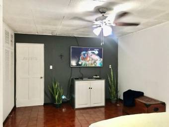 Se vende grandiosa casa en Heredia, cerca de comercios . 21-1009