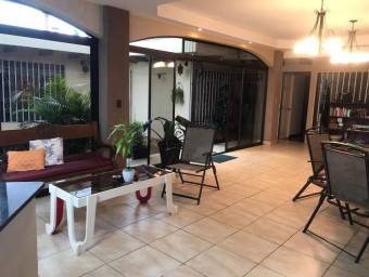 Se vende grandiosa casa en Heredia, cerca de comercios . 21-1009