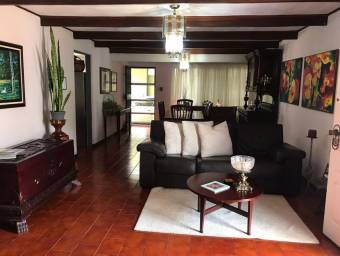 Se vende grandiosa casa en Heredia, cerca de comercios . 21-1009