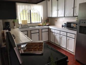 Se vende grandiosa casa en Heredia, cerca de comercios . 21-1009