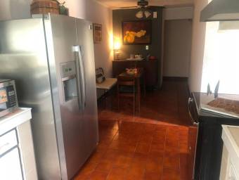 Se vende grandiosa casa en Heredia, cerca de comercios . 21-1009