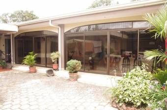 Se vende grandiosa casa en Heredia, cerca de comercios . 21-1009