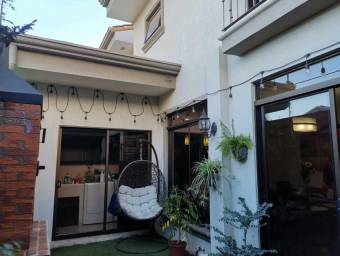 Se vende linda casa en Heredia, detalles muy delicados y muchas amenidades21-1013