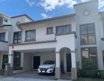 Se vende espectacular casa en Heredia, condominio con muchas amenidades. 21-1580