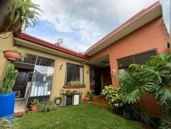 Se vende hermosa casa ubicada Ulloa, Heredia 21-2112