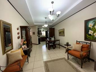 Se vende hermosa casa ubicada Ulloa, Heredia 21-2112