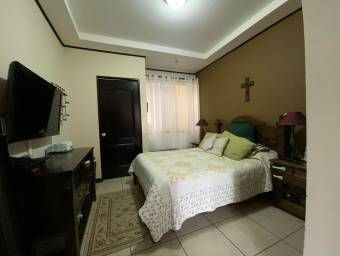 Se vende hermosa casa ubicada Ulloa, Heredia 21-2112