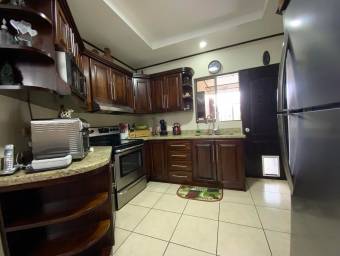 Se vende hermosa casa ubicada Ulloa, Heredia 21-2112