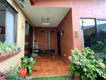 Se vende hermosa casa ubicada Ulloa, Heredia 21-2112