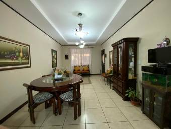 Se vende hermosa casa ubicada Ulloa, Heredia 21-2112