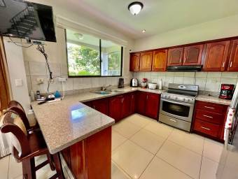 Se vende hermosa casa de dos niveles con amplio patio. 21-2317