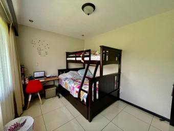 Se vende hermosa casa de dos niveles con amplio patio. 21-2317