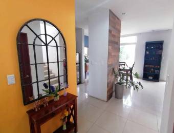 Se vende linda casa en Heredia, en condómino con muchas amenidades 21-2340