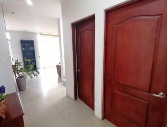 Se vende linda casa en Heredia, en condómino con muchas amenidades 21-2340