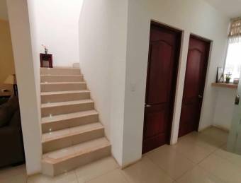 Se vende linda casa en Heredia, en condómino con muchas amenidades 21-2340