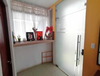 Se vende linda casa en Heredia, en condómino con muchas amenidades 21-2340