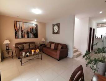 Se vende linda casa en Heredia, en condómino con muchas amenidades 21-2340