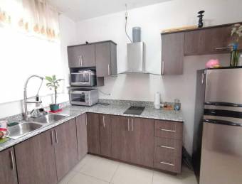 Se vende linda casa en Heredia, en condómino con muchas amenidades 21-2340