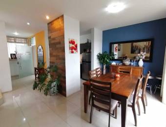 Se vende linda casa en Heredia, en condómino con muchas amenidades 21-2340