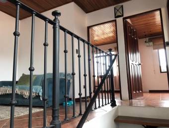 Se vende hermosa casa con excelente ubicación en Heredia.21-2441