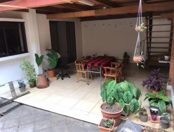 Se vende hermosa casa con excelente ubicación en Heredia.21-2441