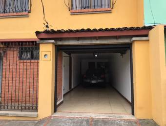 Se vende hermosa casa con excelente ubicación en Heredia.21-2441