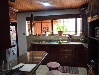 Se vende hermosa casa con excelente ubicación en Heredia.21-2441