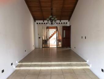 Se vende hermosa casa con excelente ubicación en Heredia.21-2441