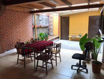 Se vende hermosa casa con excelente ubicación en Heredia.21-2441