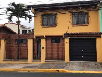 Se vende hermosa casa con excelente ubicación en Heredia.21-2441