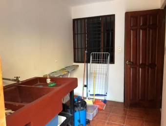 Se vende hermosa casa con excelente ubicación en Heredia.21-2441